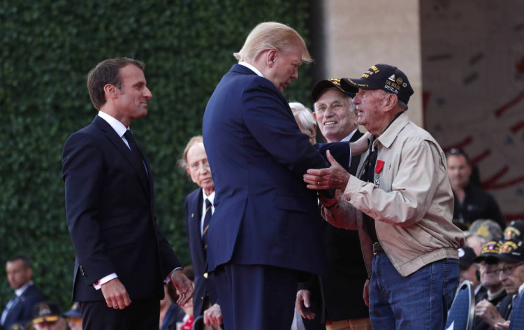 Prezydenci Donald Trump i Emmanuel Macron podczas uroczystości w Colleville-sur-Mer w Normandii. Fot. PAP/EPA