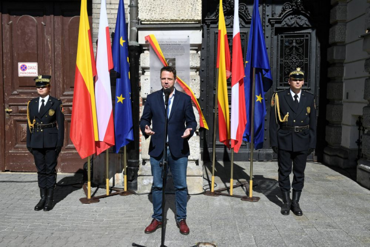 Warszawa, 03.06.2019. Prezydent stolicy Rafał Trzaskowski podczas odsłonięcia tablicy w Warszawie na budynku, w którym od kwietnia 1989 r. mieściła się siedziba Komitetu Obywatelskiego "Solidarność". PAP/R. Pietruszka