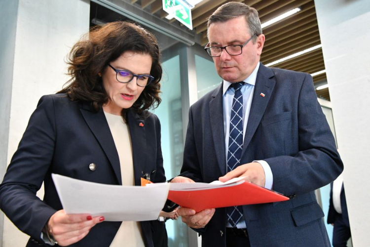 Warszawa, 18.06.2019. Prezydent Gdańska Aleksandra Dulkiewicz oraz przewodniczący sejmowej Komisji Infrastruktury Jerzy Polaczek przed jej posiedzeniem komisji ws. specustawy o Muzeum Westerplatte i Wojny 1939 w Gdańsku.  PAP/P. Nowak