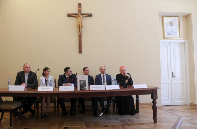 Warszawa, 03.06.2019. Kard. Kazimierz Nycz, senator Jan Żaryn, wiceprezes IPN Mateusz Szpytma oraz współautorzy publikacji Beata Mackiewicz, ks. Dominik Zamiatała i Rafał Łatka podczas prezentacji albumu pt. "Kardynał Stefan Wyszyński 1901-1981" w Domu Arcybiskupów Warszawskich.  PAP/T. Gzell