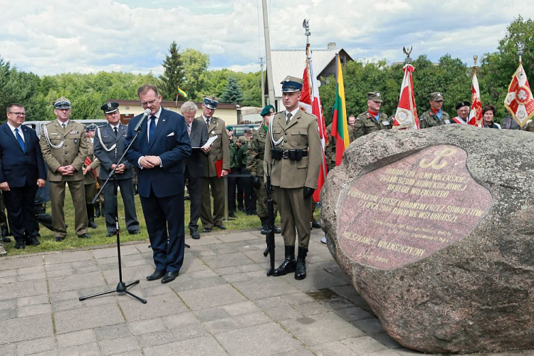 Uroczystości z okazji 75. rocznicy operacji "Ostra Brama" - szef Urzędu do Spraw Kombatantów i Osób Represjonowanych Jan Józef Kasprzyk (L) podczas obchodów przy pomniku upamiętniającym aresztowanie Sztabu Wileńskiego Armii Krajowej przez NKWD w podwileńskich Boguszach. Fot. PAP/A. Lange