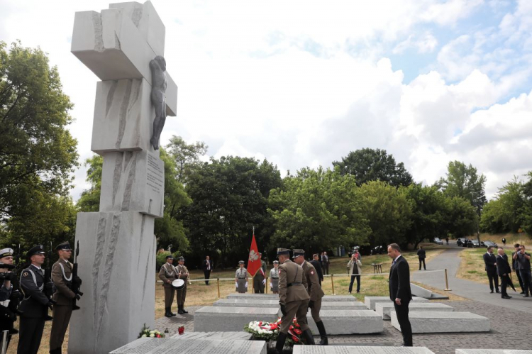 Chorzów, 08.07.2019. Prezydent RP Andrzej Duda (C) sadzi Dąb Powstań Śląskich podczas spotkania z mieszkańcami Chorzowa, 8 bm. w Górnośląskim Parku Etnograficznym. Z prawej marszałek województwa śląskiego Jakub Chełstowski. Głowa państwa przebywa z wizytą w województwie śląskim. Fot. PAP/H. Bardo