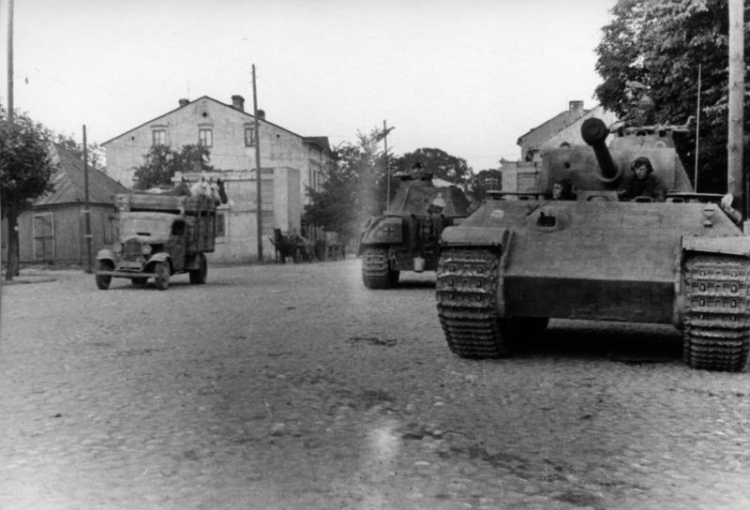 Siedlce, ok. 29 lipca 1944 r. Czołg niemiecki Panzer V „Panther” z 3. Dywizji SS „Totenkopf”. Źródło: Bundesarchiv/Wikipedia Commons 