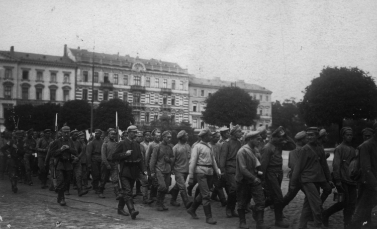 Warszawa 08.1915. Okres I wojny światowej, po wkroczeniu armii Cesarstwa Niemieckiego 5 sierpnia 1915 r. Plac Saski, kolumna rosyjskich jeńców pod niemiecką eskortą. W głębi wylot ul. Czystej (Ossolińskich) z kamienicą pod nr. 4, w której mieścił się sklep firmowy fabryki G. Gerlach (dom Gerlacha). Fot. PAP/Archiwum Marian Leśniewski