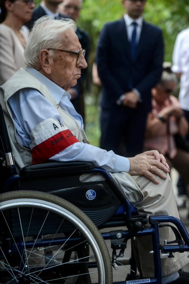 Warszawa, 05.08.2016. Przewodniczący Środowiska Żołnierzy Batalionu Armii Krajowej "Zośka" Tytus Karlikowski (C) podczas uroczystości przy ul. Anielewicza w Warszawie, 5 bm. W stolicy trwają obchody 72. rocznicy wybuchu Powstania Warszawskiego. Piątego sierpnia przypada rocznica zdobycia przez Batalion "Zośka" obozu Gęsiówka. Fot. PAP/J. Kamiński