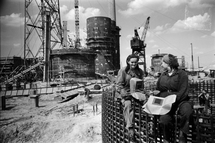 Kraków 1953. Budowa kombinatu metalurgicznego w Nowej Hucie. For. PAP/Wdowiński. Dokładny miesiąc i dzień wydarzenia nieustalone