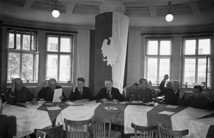 Lublin 1944. Na posiedzeniu PKWN obecni byli: dowódca I Armii Wojska Polskiego gen. Zygmunt Berling (L), członek PKWN Andrzej Witos (2L), przewodniczący PKWN Edward Osóbka-Morawski (3L), przewodniczący Krajowej Rady Narodowej Bolesław Bierut (właśc. Bolesław Biernacki) (S), Naczelny Dowódca Wojska Polskiego gen. Michał Rola-Żymierski (3P), szef resortu Kultury i Sztuki PKWN Wincenty Rzymowski (2P) i szef Sztabu Głównego WP gen. Marian Spychalski (P). Fot. PAP/CAF