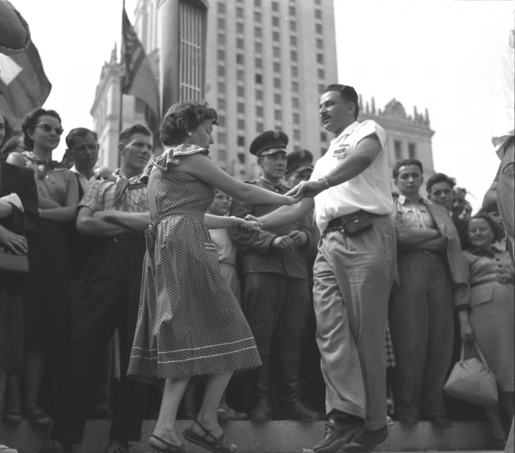 Warszawa, 1955. Światowy Festiwal Młodzieży i Studentów pod Pałacem Kultury i Nauki. Dokładny miesiąc i dzień wydarzenia nieustalone. Fot. PAP/J. Uklejewski 