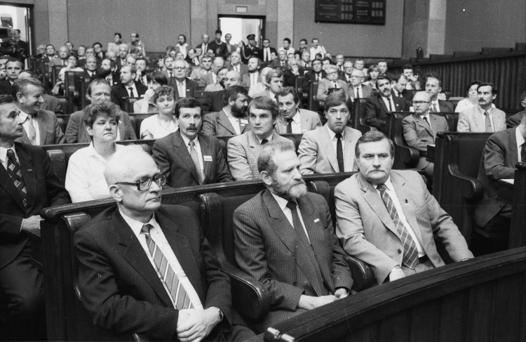 Warszawa, 1989-07-04. Inauguracyjne posiedzenie Sejmu X kadencji, wybranego w częściowo wolnych wyborach. Od prawej: Lech Wałęsa, Bronisław Geremek i Zenon Komender; w drugim rzędzie Waldemar Pawlak (2P). Fot. PAP/CAF/M. Szyperko