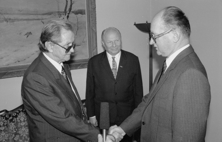 Warszawa, 1989-07-19. Marszałkowie: Sejmu – Mikołaj Kozakiewicz (L) i Senatu – Andrzej Stelmachowski (C) przybyli zawiadomić Wojciecha Jaruzelskiego (P) o wyborze na prezydenta. Fot. PAP/CAF/M. Langda