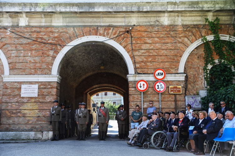 Ankona, Włochy, 18.07.2019. Kombatanci podczas uroczystości przy Bramie Santo Stefano w Ankonie. Fot. PAP/R. Guz