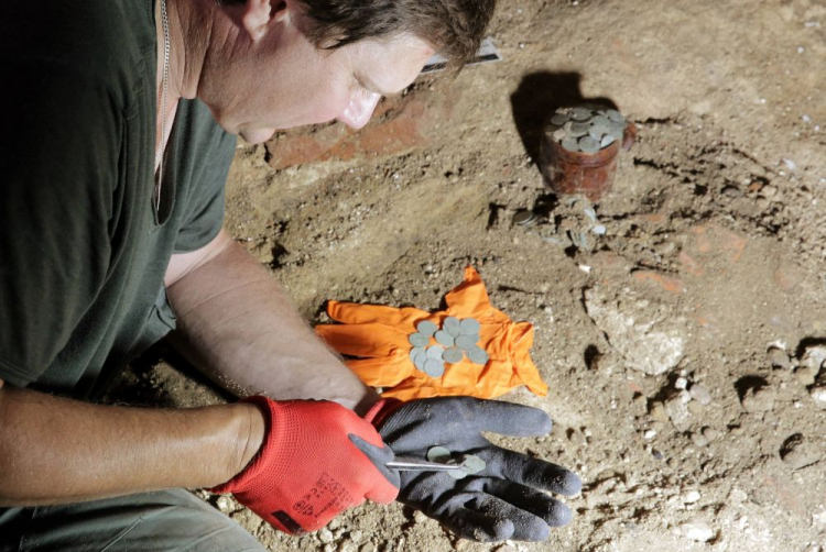 Archeolodzy z Uniwersytetu Gdańskiego pod kierownictwem doktora Arkadiusza Koperkiewicza (nz) podczas prac w średniowiecznym kościele św. Andrzeja. Fot. PAP/T. Waszczuk