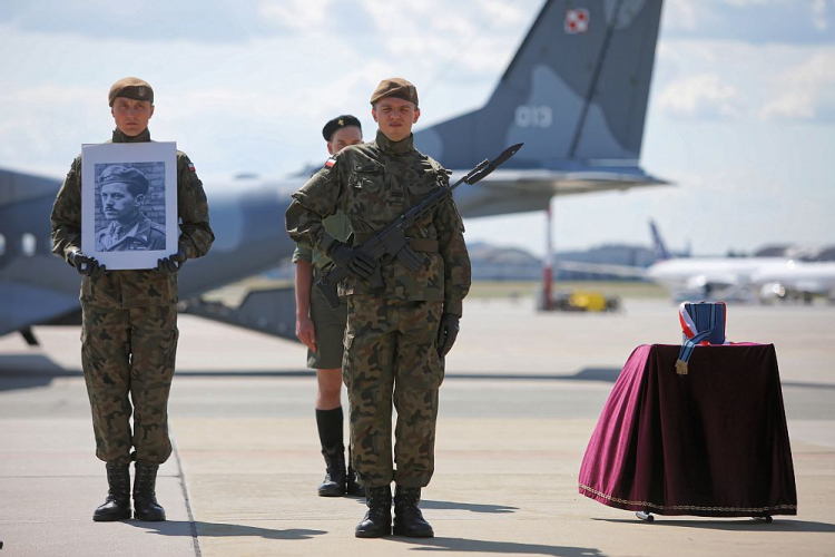 Uroczystość w 1. Bazie Lotnictwa Transportowego w Warszawie po przylocie do Polski samolotu z urną z prochami kpt. Ryszarda Białousa „Jerzego". Warszawa, 28.06.2019. Fot. PAP/L. Szymański