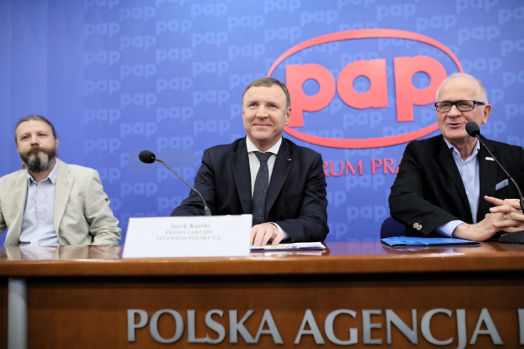 Warszawa, 09.07.2019. Przewodniczący Rady Mediów Narodowych Krzysztof Czabański (P), prezes TVP Jacek Kurski (C) i redaktor naczelny PAP Radosław Gil (L) podczas konferencji prasowej ws. Nagrody Mediów Publicznych. PAP/L. Szymański