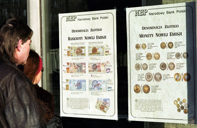 Denominacja złotego: nowe banknoty i monety na plakatach. 03.01.1995. Fot. PAP/A. Rybczyński