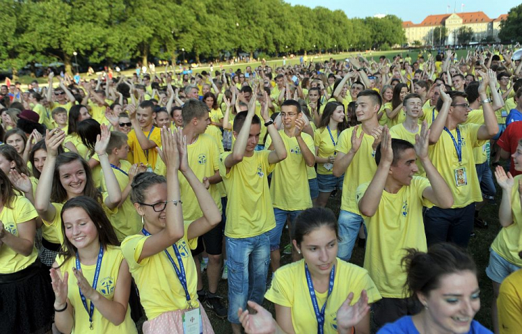 Taneczny flash mob na Jasnych Błoniach w Szczecinie – obóz formacyjno-integracyjny stypendystów Fundacji „Dzieło Nowego Tysiąclecia”. 07.2014. Fot. PAP/M. Bielecki