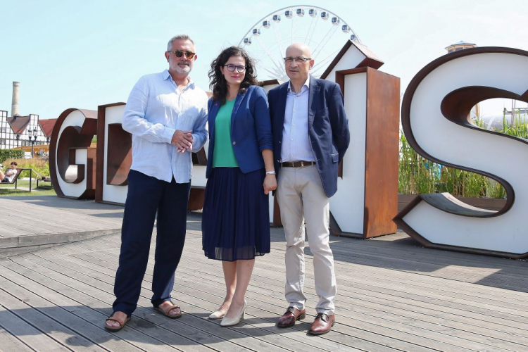 Współtwórca Gdańsk Lotos Siesta Festival, dziennikarz radiowy, Marcin Kydryński (L), prezydent Gdańska Aleksandra Dulkiewicz (C) oraz dziennikarz muzyczny Piotr Łyszkiewicz (P) podczas konferencji prasowej nt. tegorocznej edycji Gdańsk Lotos Siesta Festival. Fot. PAP/J. Dzban