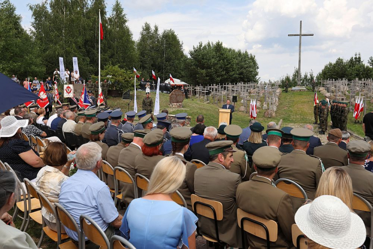 Wiceminister spraw wewnętrznych i administracji Jarosław Zieliński (C) przemawia podczas głównych obchodów 74. rocznicy obławy augustowskiej na Górze Krzyży. Giby, 21.07.2019. Fot. PAP/A. Reszko