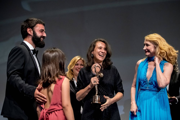 Kristina Grozev (C) i Petar Valchanov (L) z Kryształowym Globusem 54. Międzynarodowego Festiwalu Filmowego w Karlowych Warach. Fot. PAP/EPA