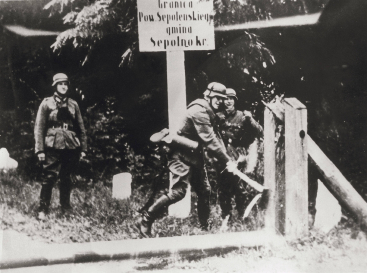 1939 r. Żołnierze niemieccy niszczą zapory graniczne na terenie Polski; dokładna data i miejsce nieznane. Fot. PAP/De Agostini Picture Library