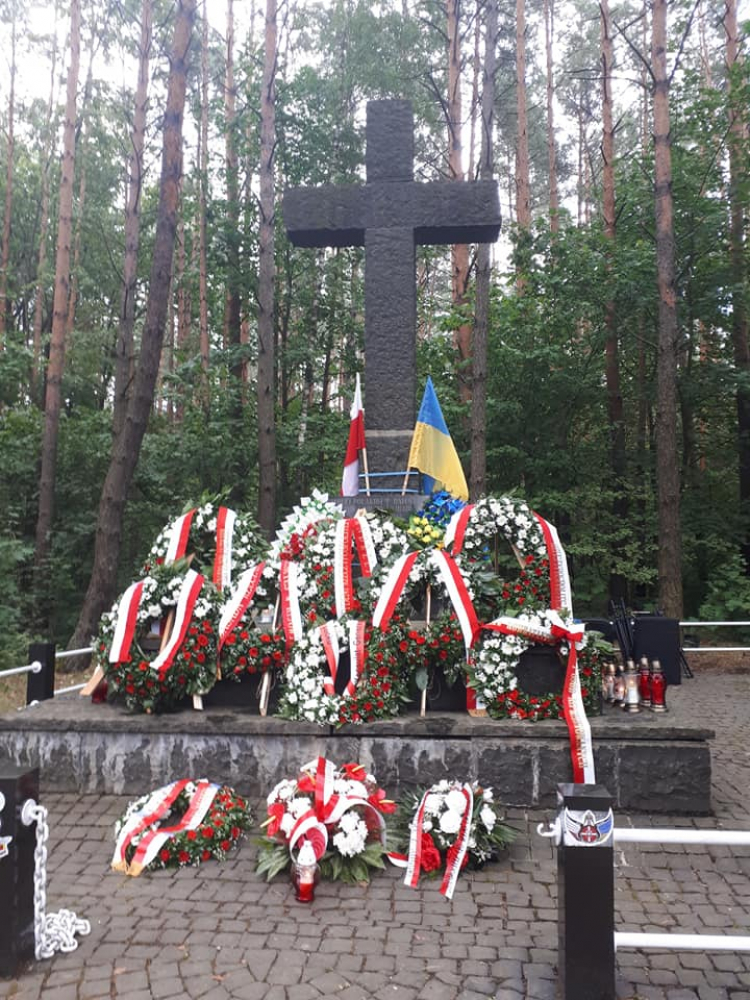 Uroczystości w dawnej Janowej Dolinie na Wołyniu, gdzie w 1943 r. UPA zamordowała ponad 600 Polaków. 14.07.2019. Źródło: Ambasada RP w Kijowie