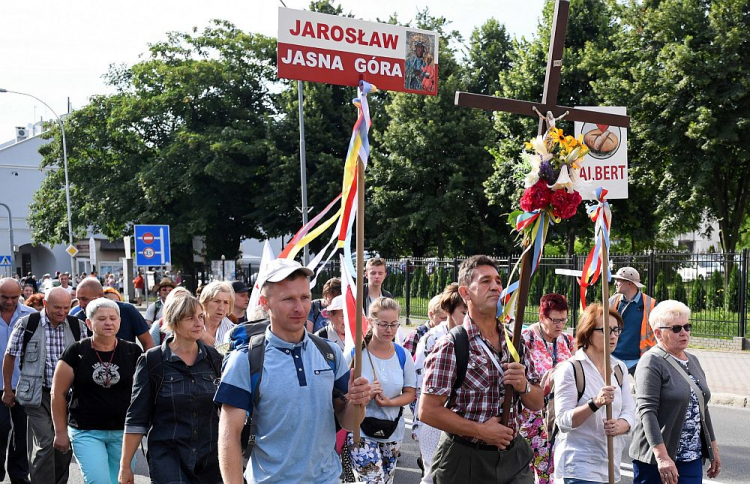 Pątnicy z grupy św. Brata Alberta wyruszają na trasę 39. Przemyskiej Archidiecezjalnej Pieszej Pielgrzymki z Jarosławia na Jasną Górę. 05.07.2019. Fot. PAP/D. Demanowicz