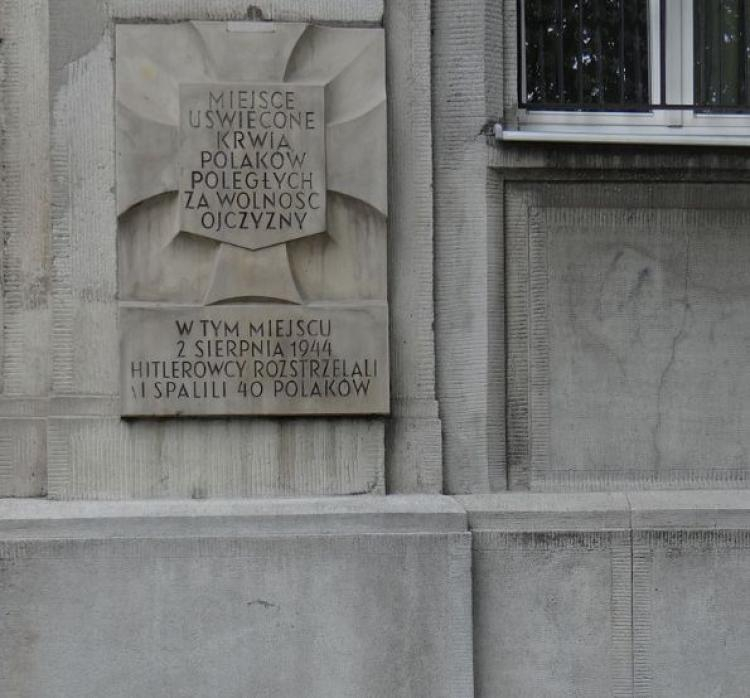 Tablica upamiętniająca mord w klasztorze jezuitów. 