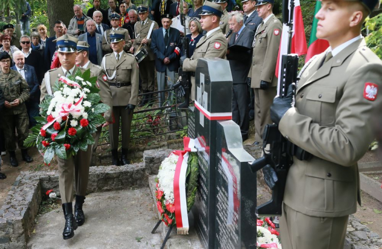 Uroczystość złożenia kwiatów w kwaterze poległych żołnierzy Armii Krajowej na cmentarzu w Kolonii Wileńskiej. PAP/A. Lange