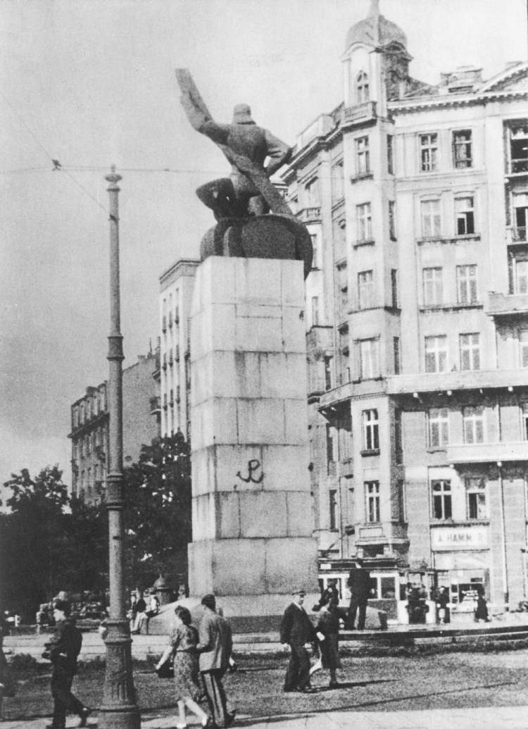 Warszawa, 06.1944 r. Kotwica, znak Polski Walczącej, na cokole pomnika Lotnika na pl. Unii Lubelskiej w Warszawie. Namalował ją Jan Bytnar ps. Rudy.  Fot. PAP/CAF/S. Bałuk