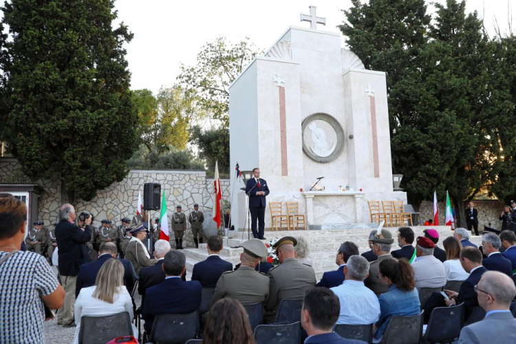 Loreto, Włochy, 17.07.2019. Szef Urzędu ds. Kombatantów i Osób Represjonowanych Jan Józef Kasprzyk przemawia podczas uroczystości na Polskim Cmentarzu Wojennym w Loreto. Fot. PAP/R. Guz