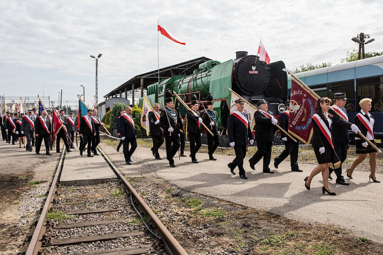 Poczty sztandarowe podczas obchodów 39. rocznicy Lubelskiego Lipca na dworcu PKP w Lublinie. Fot. PAP/W. Jargiło