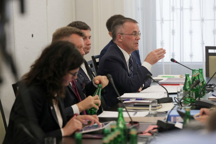 Warszawa, 09.07.2019. Wiceminister kultury i dziedzictwa narodowego J. Sellin (P) i prezydent Gdańska A. Dulkiewicz (L) podczas posiedzenia senackiej Komisji Kultury i Środków Przekazu w Senacie. Fot. PAP/W. Olkuśnik