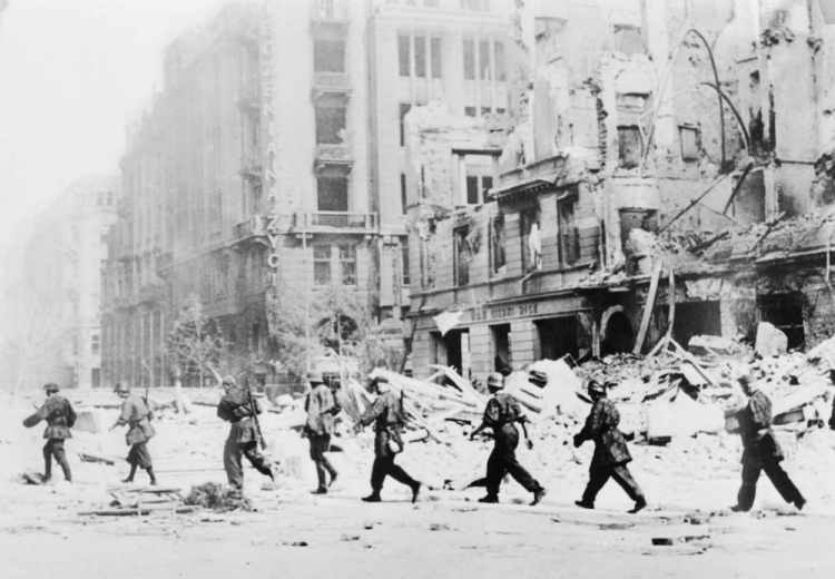 Warszawa, 08 1944 r. Patrol powstańczy na ul. Jasnej. Dokładny dzień wydarzenia nieustalony. Fot. PAP-reprodukcja/zdj. S. Brauna ps. Kris. 