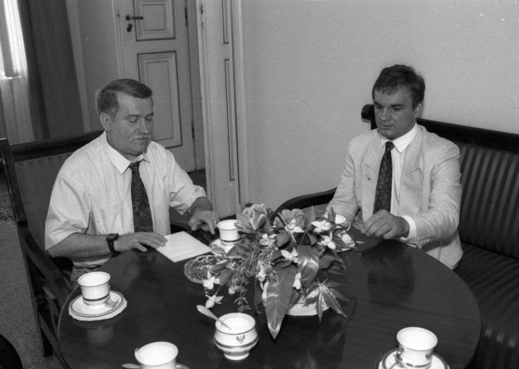 Warszawa, 1992-06-22. Prezydent Lech Wałęsa  przyjął premiera Waldemara Pawlaka. PAP/MON/mky