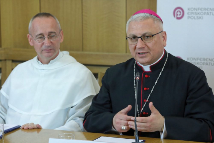 Sekretarz Generalny Konferencji Episkopatu Polski bp Artur Miziński (P) oraz kierownik 308. Warszawskiej Pielgrzymki Pieszej o. Marek Tomczyk (L) podczas konferencji prasowej na temat ruchu pielgrzymkowego #PolskaPielgrzymuje. Fot. PAP/T. Gzell