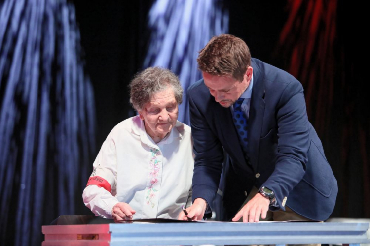 Prezydent stolicy Rafał Trzaskowski (P) oraz uczestniczka Powstania Warszawskiego Wanda Traczyk-Stawska ps. Pączek (L) podczas spotkania w Teatrze Nowym. Fot. PAP/L. Szymański