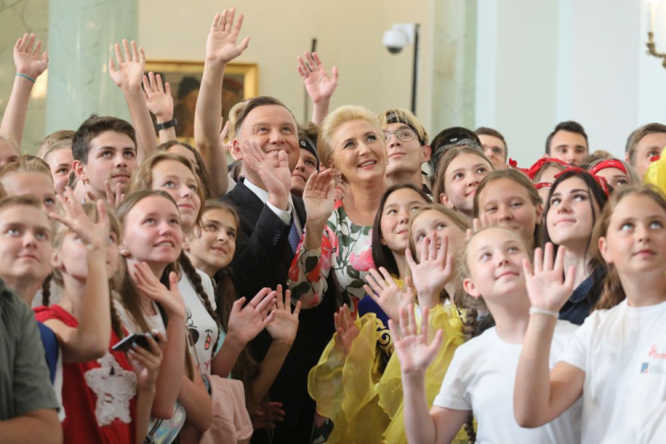 Prezydent Andrzej Duda (centrum-L) z małżonką Agatą Kornhauser-Dudą (centrum-P) podczas spotkania z młodzieżą polonijną uczestniczącą w projekcie "Polska jest w Tobie" w Pałacu Prezydenckim w Warszawie. Fot. PAP/P. Supernak