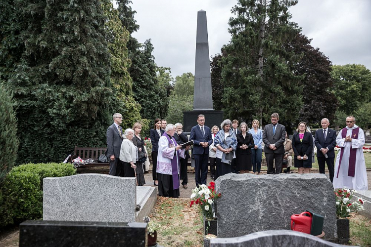 Prezes IPN Jarosław Szarek i przedstawiciele Instytutu wraz z dziećmi Kazimierza Sabbata: Jolantą, Barbarą i Janem złożyli wieńce na grobie prezydenta na cmentarzu Gunnersbury. Londyn, 19.07.2019. Fot. Sławek Kasper / IPN