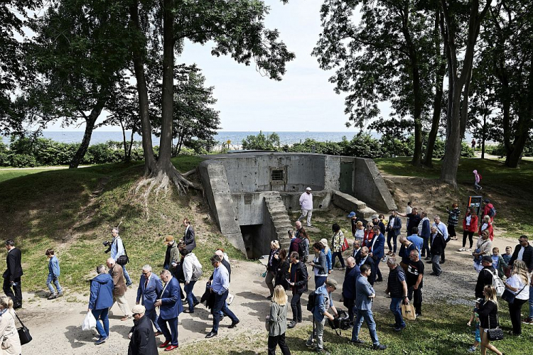Uczestnicy rejsu inaugurującego projekt Muzeum na wodzie zwiedzają Westerplatte. Fot. PAP/A. Warżawa