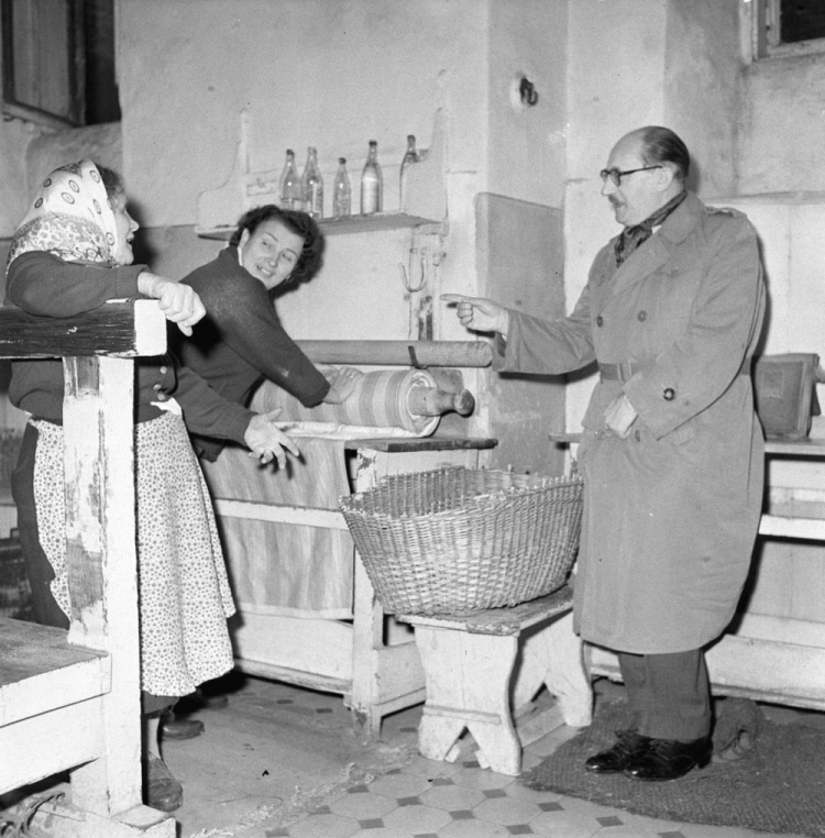 Warszawa, 1959 r. Stefan Wiechecki - "Wiech", niezwykle popularny piewca warszawskiego folkloru, natchnienia szukał czasem w maglu. PAP/CAF
