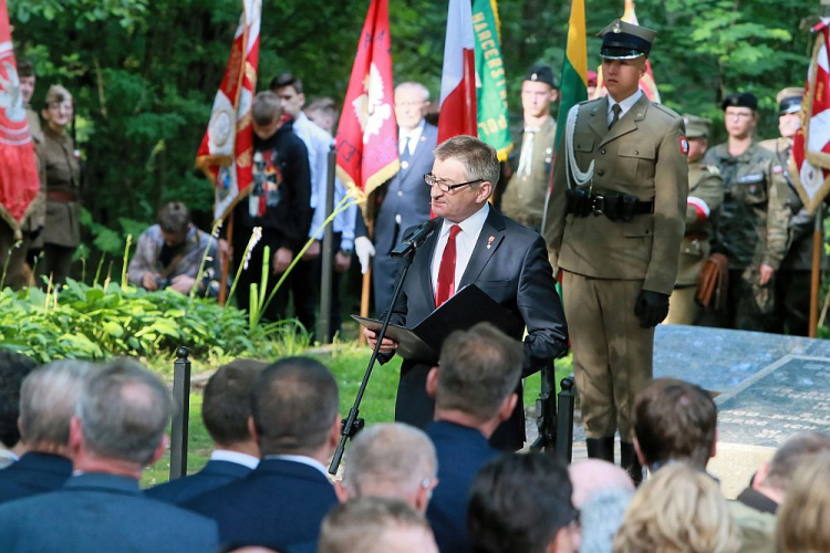 Uroczystości w 75. rocznicę operacji „Ostra Brama”: marszałek Sejmu Marek Kuchciński (C) podczas obchodów przy pomniku żołnierzy Armii Krajowej w Wilnie. 06.07.2019. Fot. PAP/A. Lange