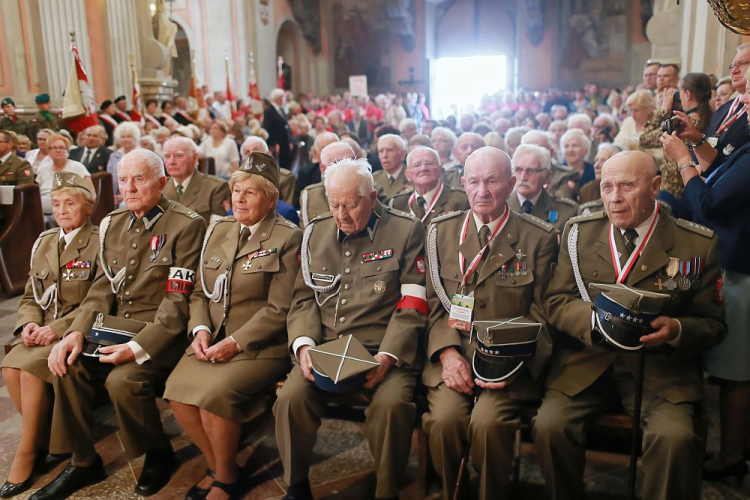 Uroczystości w 75. rocznicę operacji „Ostra Brama”: weterani, m.in. ppłk Stanisława Kociełowicz „Iskierka” (3L, w 1. rzędzie) podczas uroczystej mszy świętej w kościele pw. św. Teresy w Wilnie. 07.07.2019. Fot. PAP/A. Lange