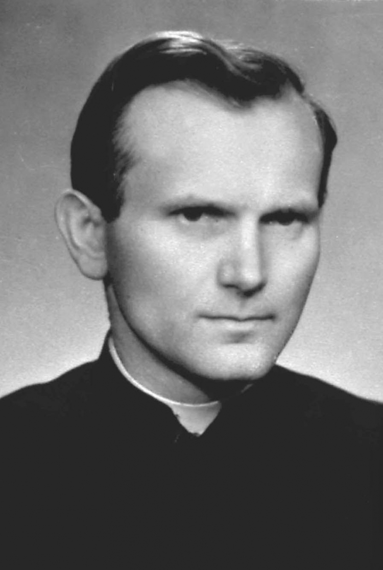 Ks. Karol Wojtyła jako wikary w parafii Niegowić k. Krakowa. Fot. PAP-reprodukcja 