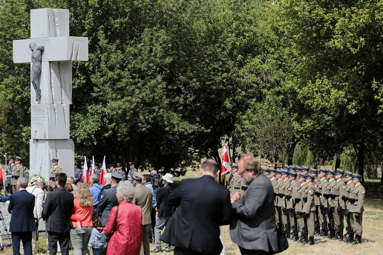 Centralne obchody Narodowego Dnia Pamięci Ofiar Ludobójstwa dokonanego przez ukraińskich nacjonalistów na obywatelach II RP przed pomnikiem Ofiar Ludobójstwa w Warszawie. 11.07.2019. Fot. PAP/J. Kamiński