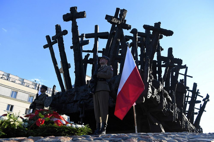 Uroczystości upamiętniające ofiary tzw. operacji polskiej NKWD przed Pomnikiem Poległym i Pomordowanym na Wschodzie w Warszawie. 11.08.2019. Fot. PAP/P. Nowak