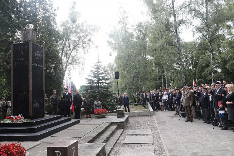 Uroczystości przed pomnikiem Gloria Victis na Wojskowych Powązkach w Warszawie podczas obchodów 75. rocznicy wybuchu Powstania Warszawskiego. 01.08.2019. Fot. PAP/T. Gzell