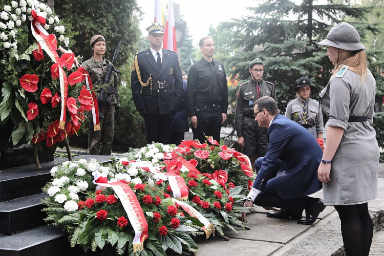 Premier Mateusz Morawiecki (2P) podczas uroczystości przed pomnikiem Gloria Victis na Wojskowych Powązkach w Warszawie. 01.08.2019. Fot. PAP/T. Gzell