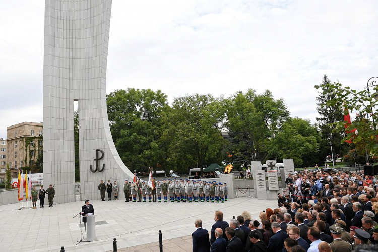 Prezes Światowego Związku Żołnierzy Armii Krajowej Leszek Żukowski przemawia podczas uroczystości w 75. rocznicę wybuchu Powstania Warszawskiego przed pomnikiem Polskiego Państwa Podziemnego i Armii Krajowej w Warszawie. Fot. PAP/R. Pietruszka