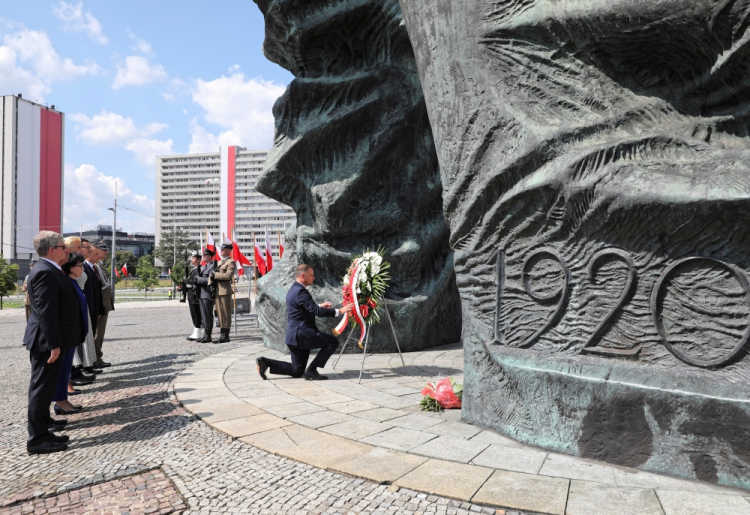 Katowice, 15.08.2019. Prezydent RP Andrzej Duda (C) złożył wieniec przed Pomnikiem Powstańców Śląskich, 15 bm. w Katowicach. Trwają centralne uroczystości z okazji Święta Wojska Polskiego, w których udział biorą przedstawiciele najwyższych władz państwowych oraz kadry kierowniczej Sił Zbrojnych RP. Fot. PAP/A. Grygiel