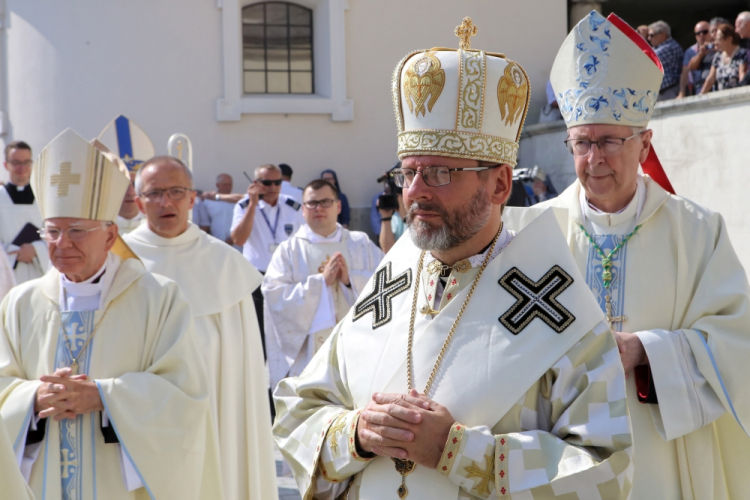 Częstochowa, 26.08.2019. Metropolita krakowski, abp Marek Jędraszewski (L), arcybiskup Większy Kijowsko-Halicki i Zwierzchnik Ukraińskiego Kościoła Grekokatolickiego abp Światosław Szewczuk (2P) oraz przewodniczący KEP abp Stanisław Gądecki (P) podczas uroczystości Najświętszej Maryi Panny Częstochowskiej. Fot. PAP/W. Deska